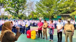 Siswa SMPN 5 Yogyakarta saat upacara dengan membawa botol dan tempat makan dalam mewujudkan Zero Sampah Anorganik di halaman sekolah