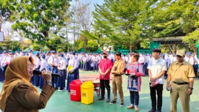 Siswa SMPN 5 Yogyakarta saat upacara dengan membawa botol dan tempat makan dalam mewujudkan Zero Sampah Anorganik di halaman sekolah