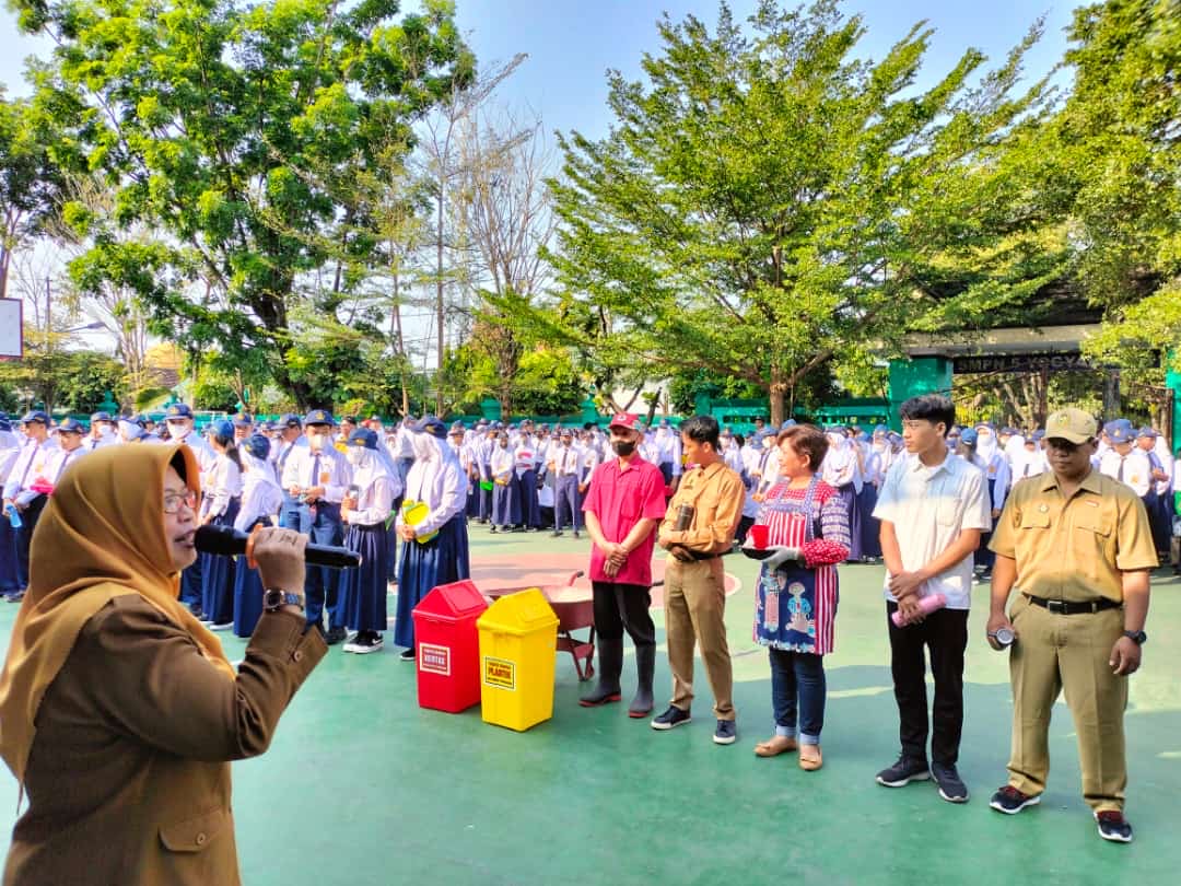 Siswa SMPN 5 Yogyakarta saat upacara dengan membawa botol dan tempat makan dalam mewujudkan Zero Sampah Anorganik di halaman sekolah