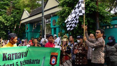 Penjabat Wali Kota Yogyakarta Singgih Raharjo melepas kontingen karnaval budaya SMPN 5 Yogyakarta.