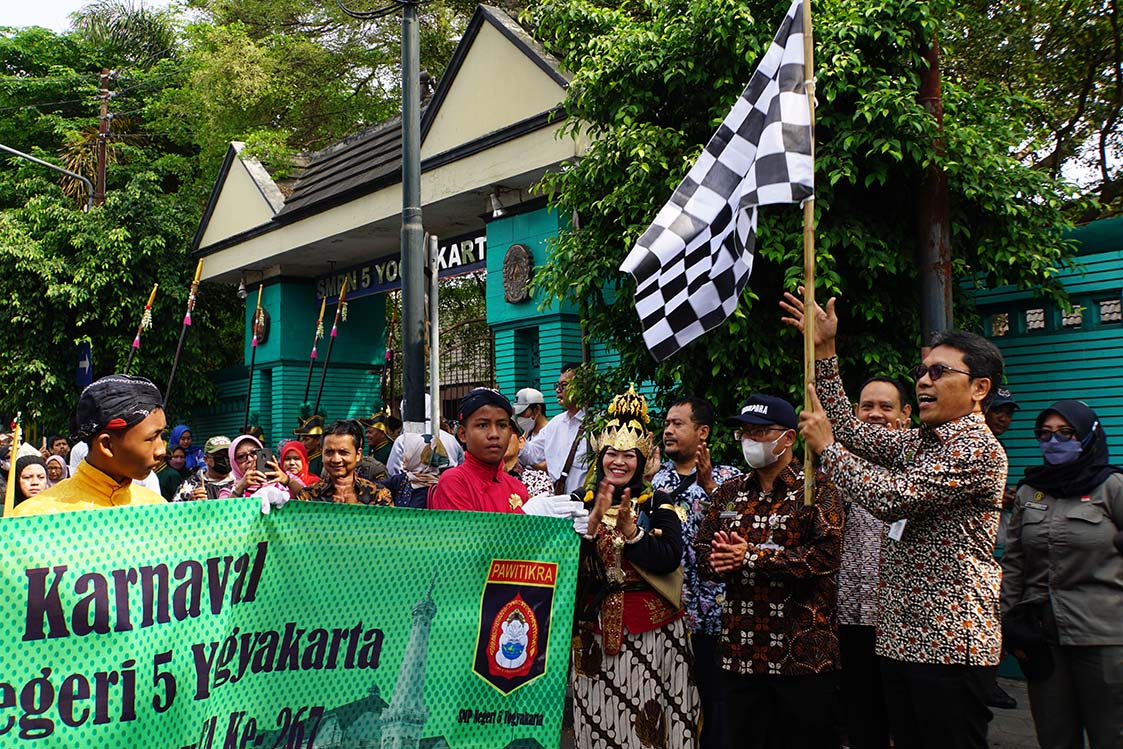 Penjabat Wali Kota Yogyakarta Singgih Raharjo melepas kontingen karnaval budaya SMPN 5 Yogyakarta.